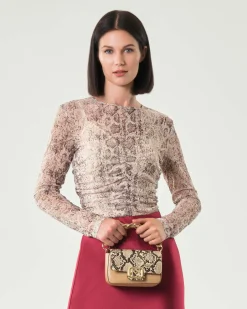 T-shirt aderente a maniche lunghe Emme Marella in tulle a fantasia pitonata beige con arricciatura sul davanti