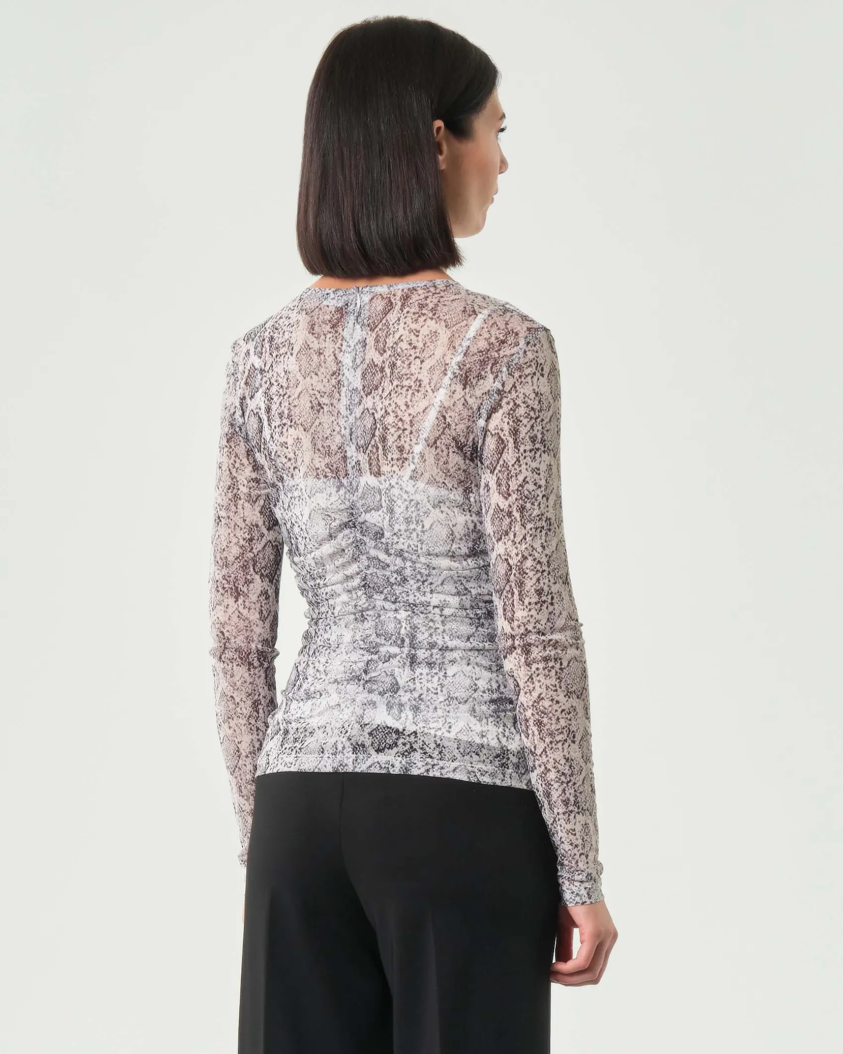 T-shirt aderente a maniche lunghe Emme Marella in tulle a fantasia pitonata con arricciatura sul davanti