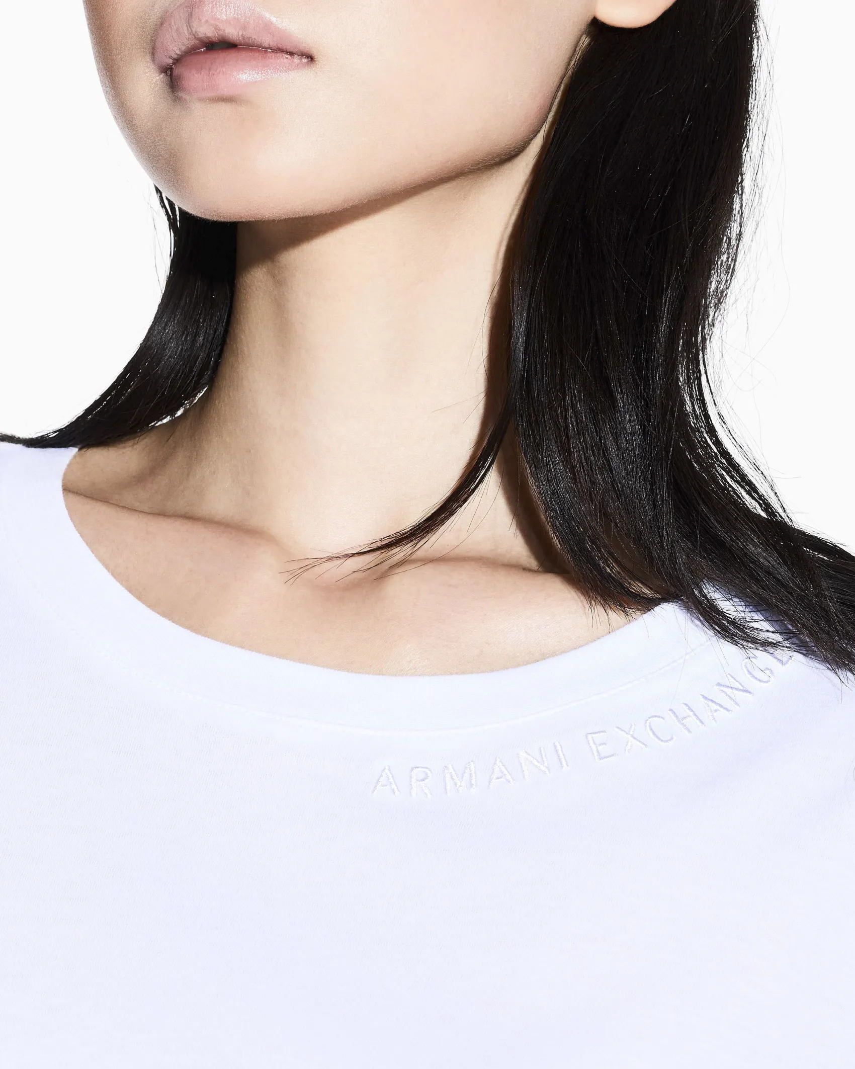 T-shirt Armani Exchange bianca in cotone con logo in rilievo sullo scollo