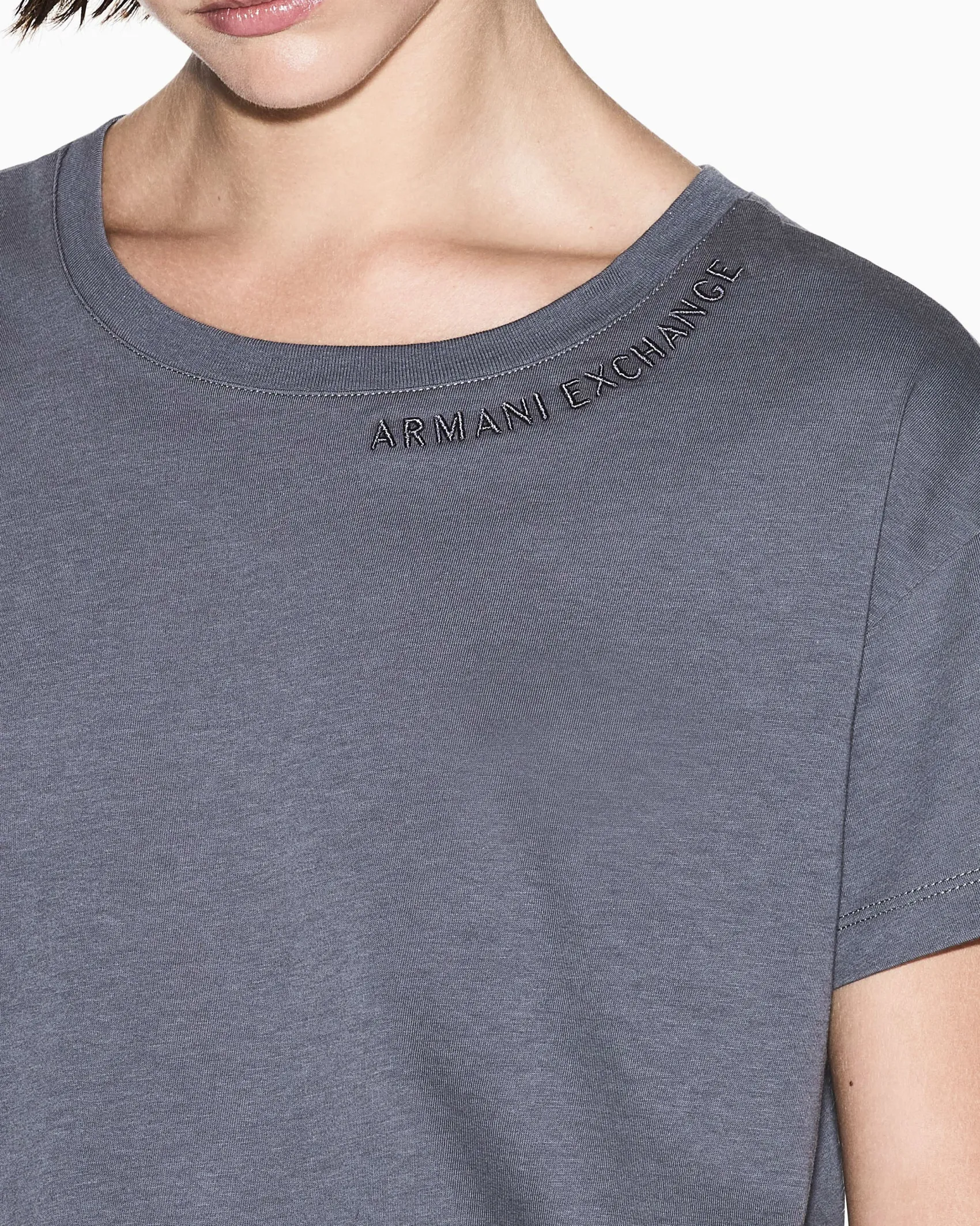 T-shirt Armani Exchange grigia in cotone con logo in rilievo sullo scollo