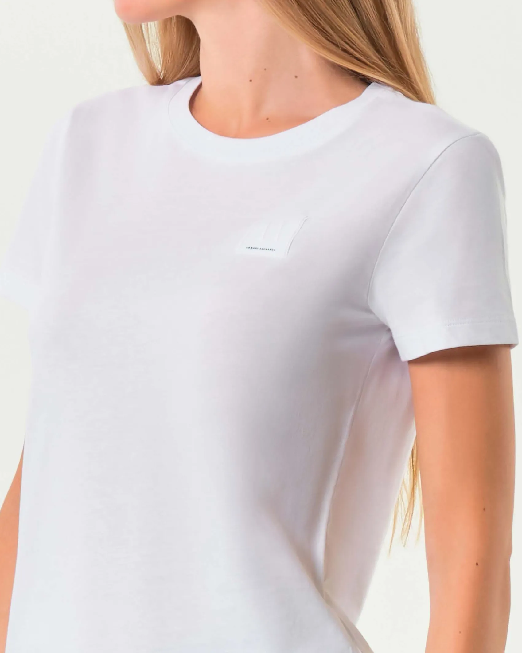 T-shirt bianca in cotone Armani Exchange con patch logo in gomma tono su tono sul petto
