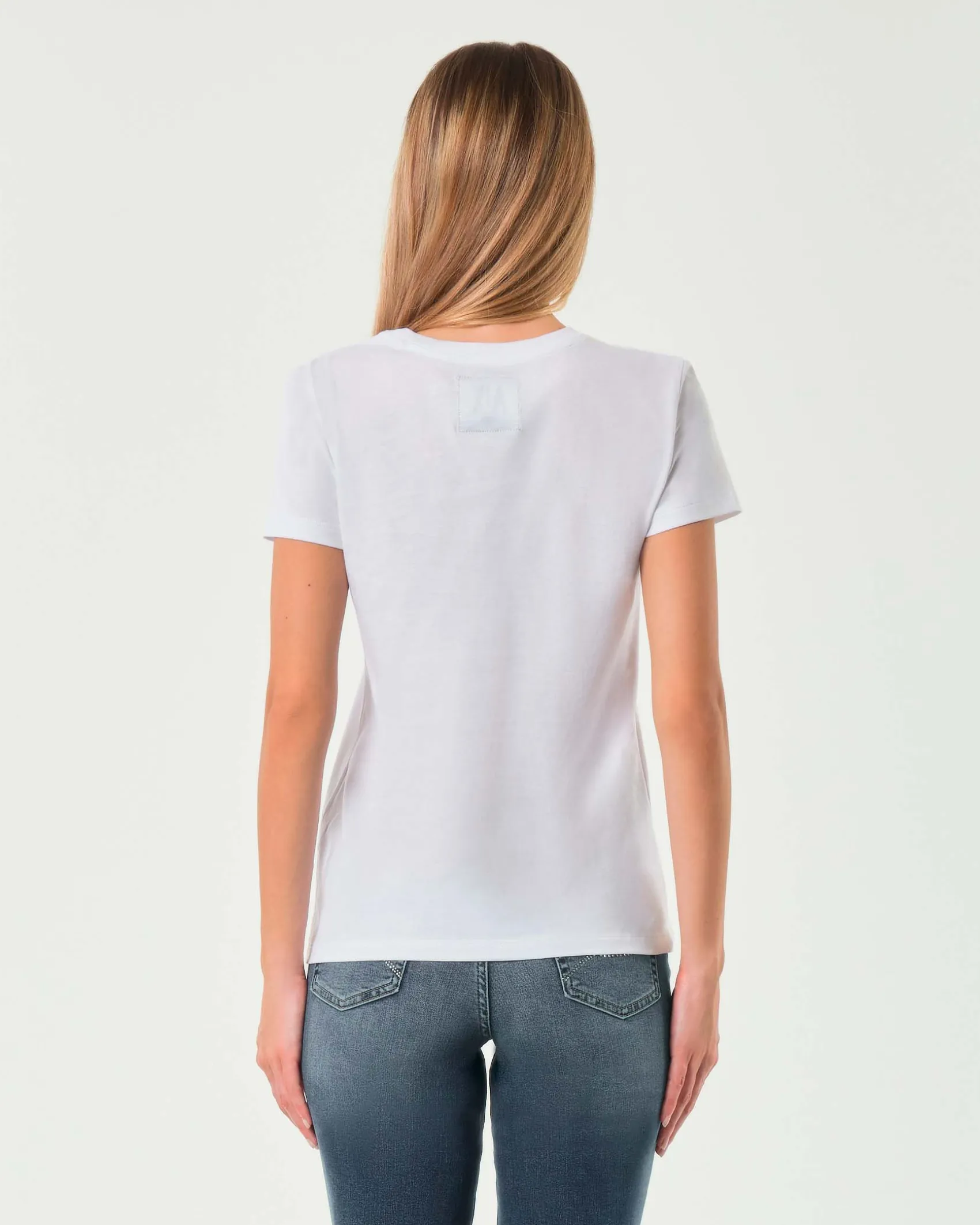 T-shirt bianca in cotone Armani Exchange con patch logo in gomma tono su tono sul petto