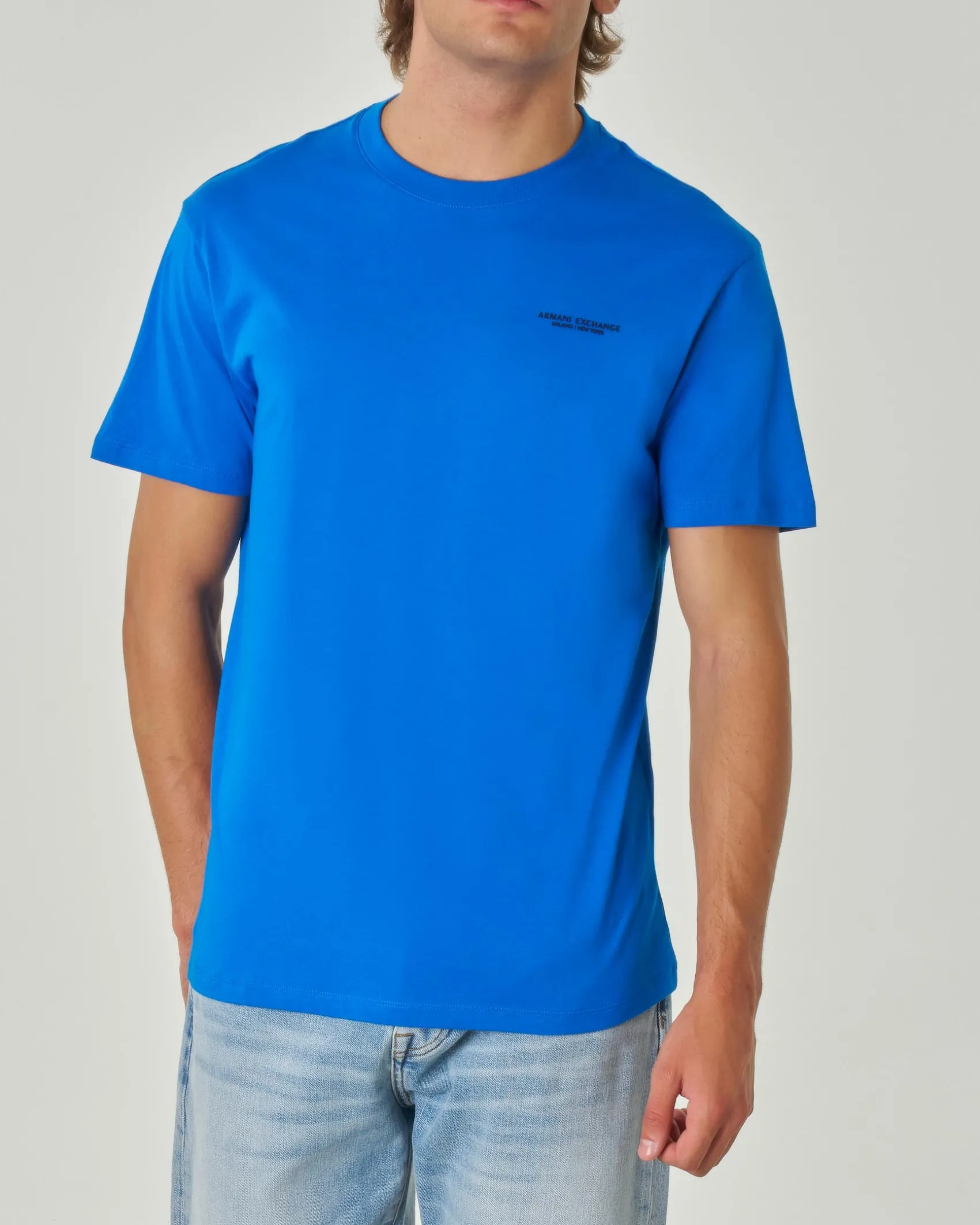 T-shirt blu royal mezza manica tinta unita con logo piccolo stampato sul petto