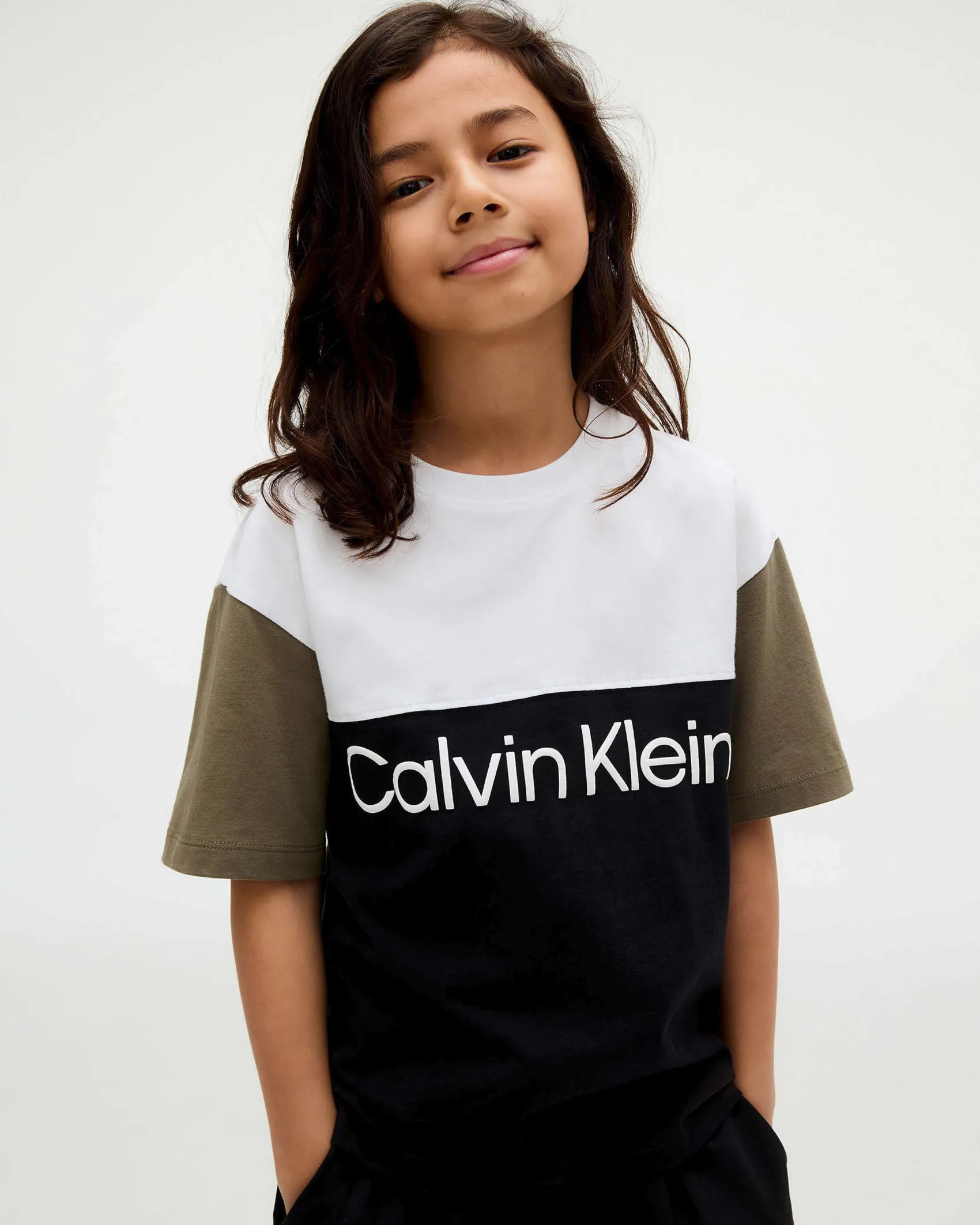 T-shirt Calvin Klein color block in puro cotone con scritta logo bianca