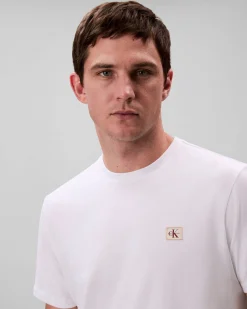T-shirt Calvin Klein Jeans bianca in cotone con patch logo applicato sul petto