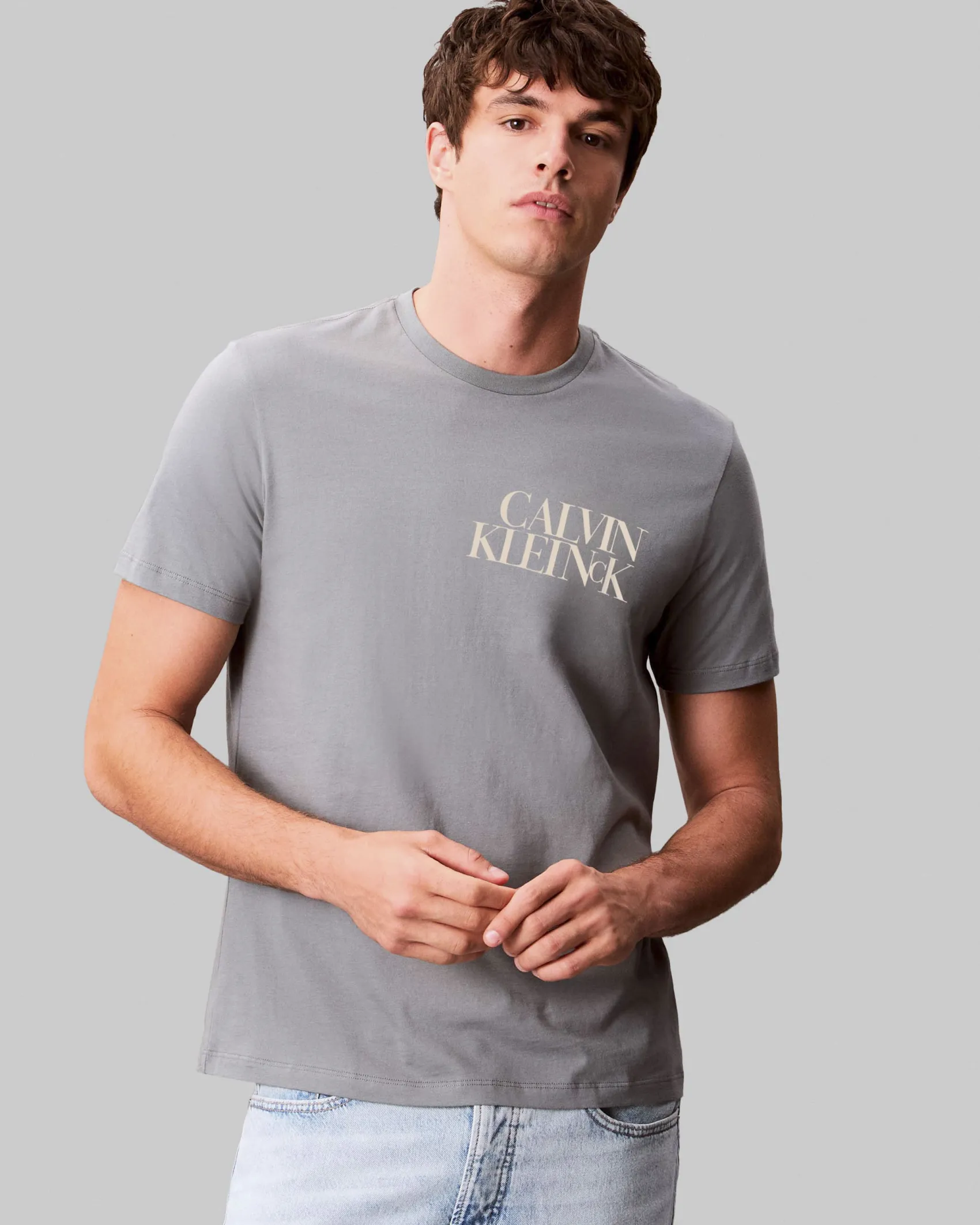 T-shirt Calvin Klein Jeans grigia in cotone con logo scritta sul petto