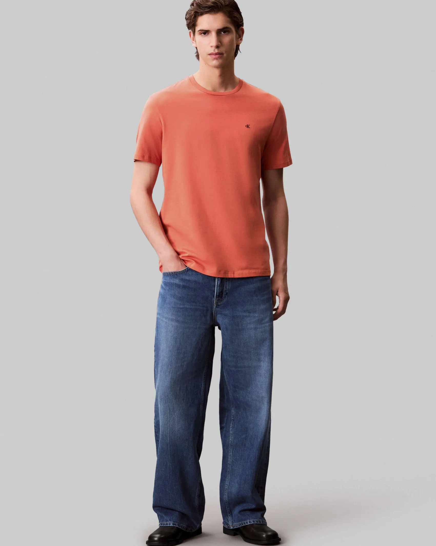 T-shirt Calvin Klein Jeans arancione in cotone con logo ricamato sul petto