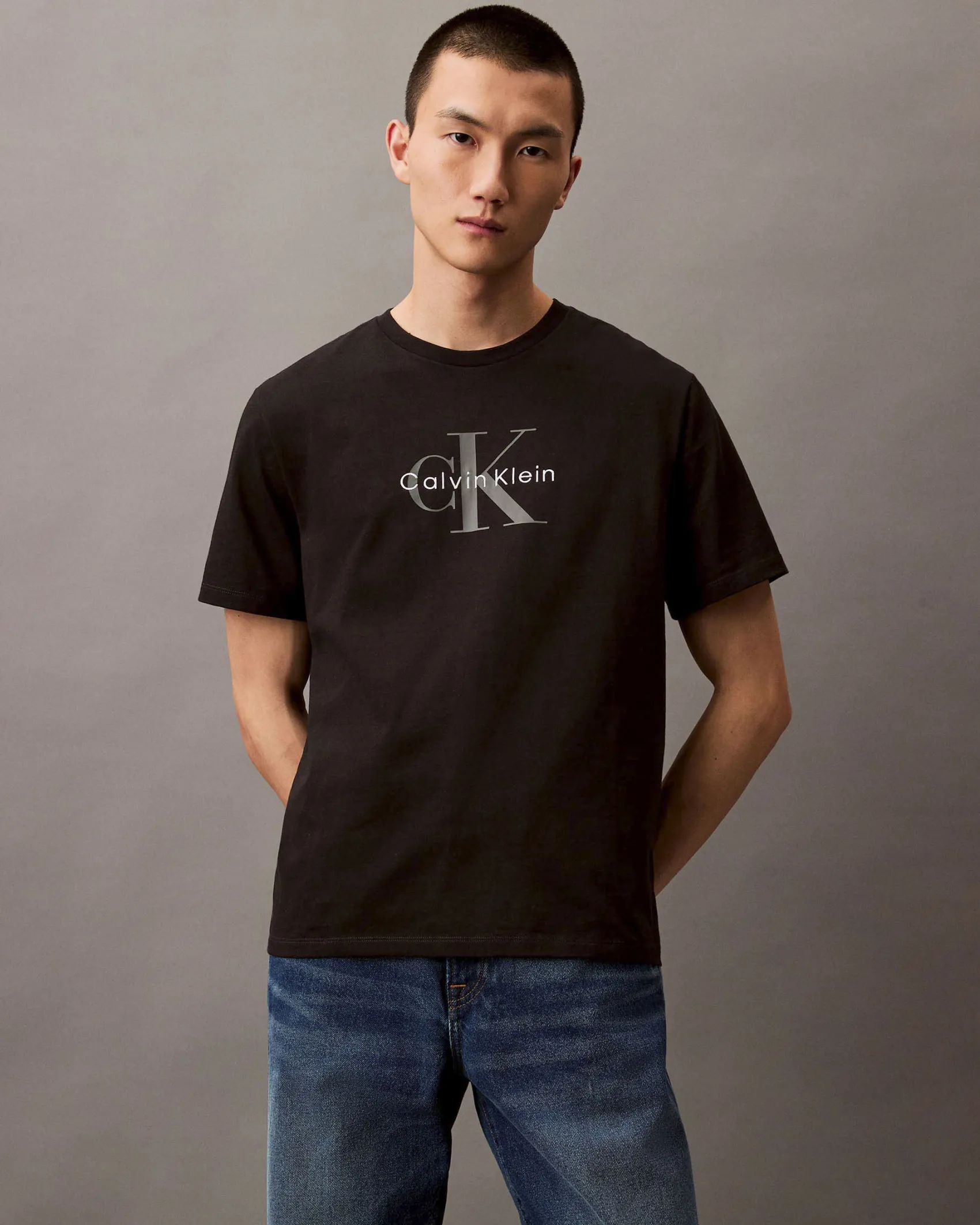T-shirt Calvin Klein Jeans nera in cotone con logo monogramma stampato frontale