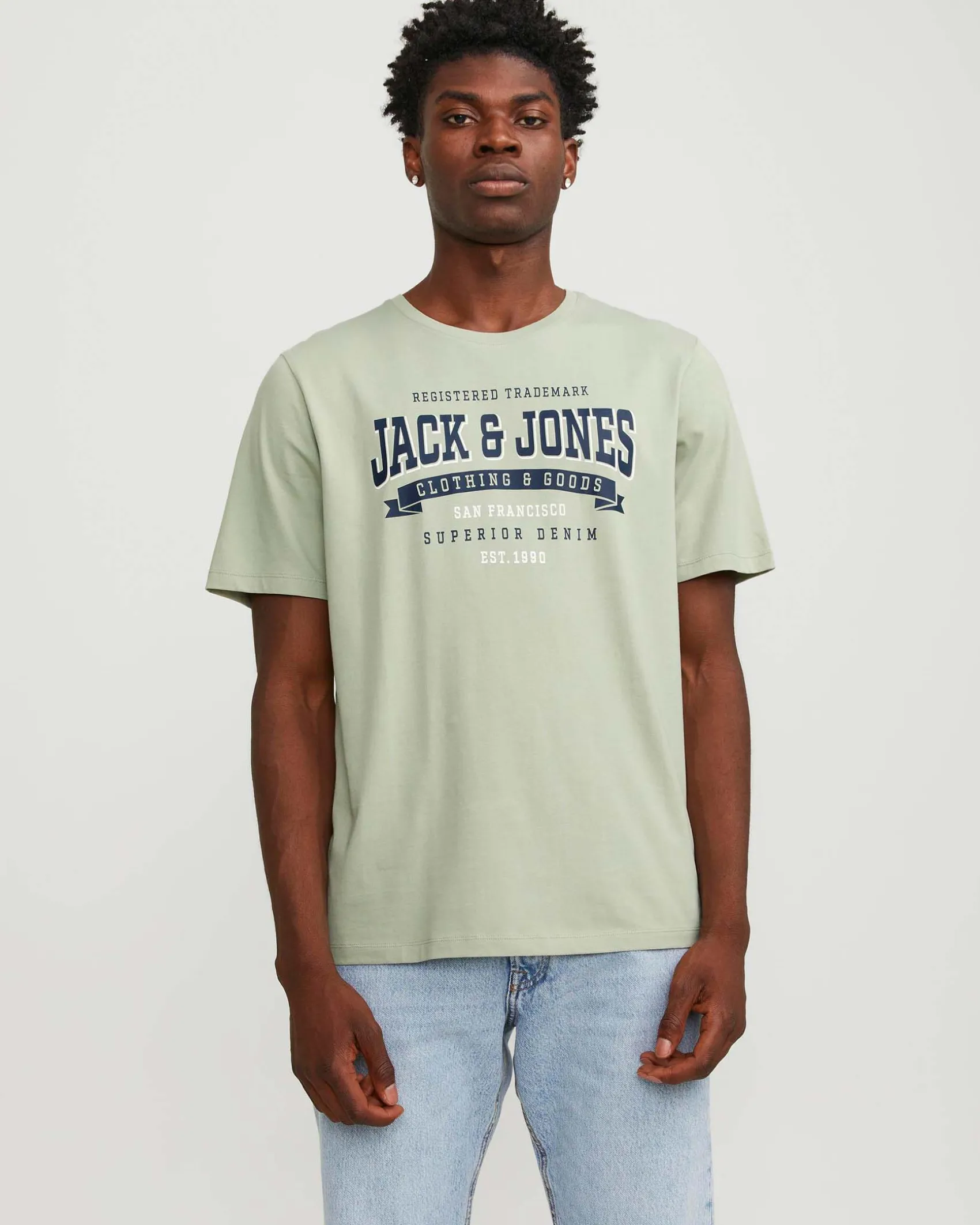 T-shirt color salvia regular-fit in puro cotone con stampa logo in stile college frontale