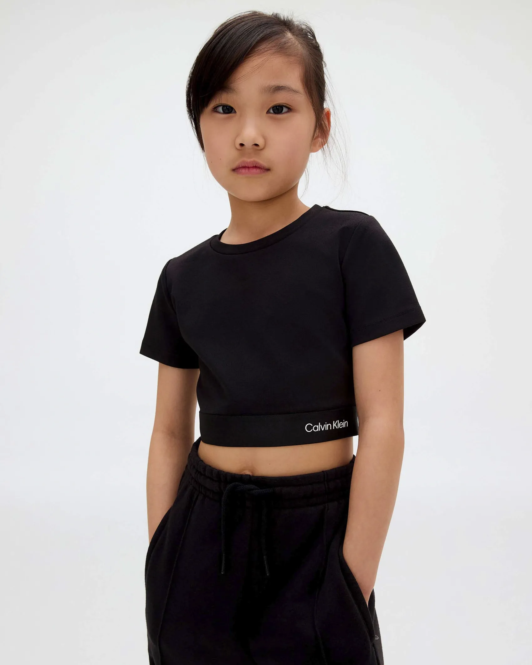 T-shirt cropped Calvin Klein nera con elastico porta logo