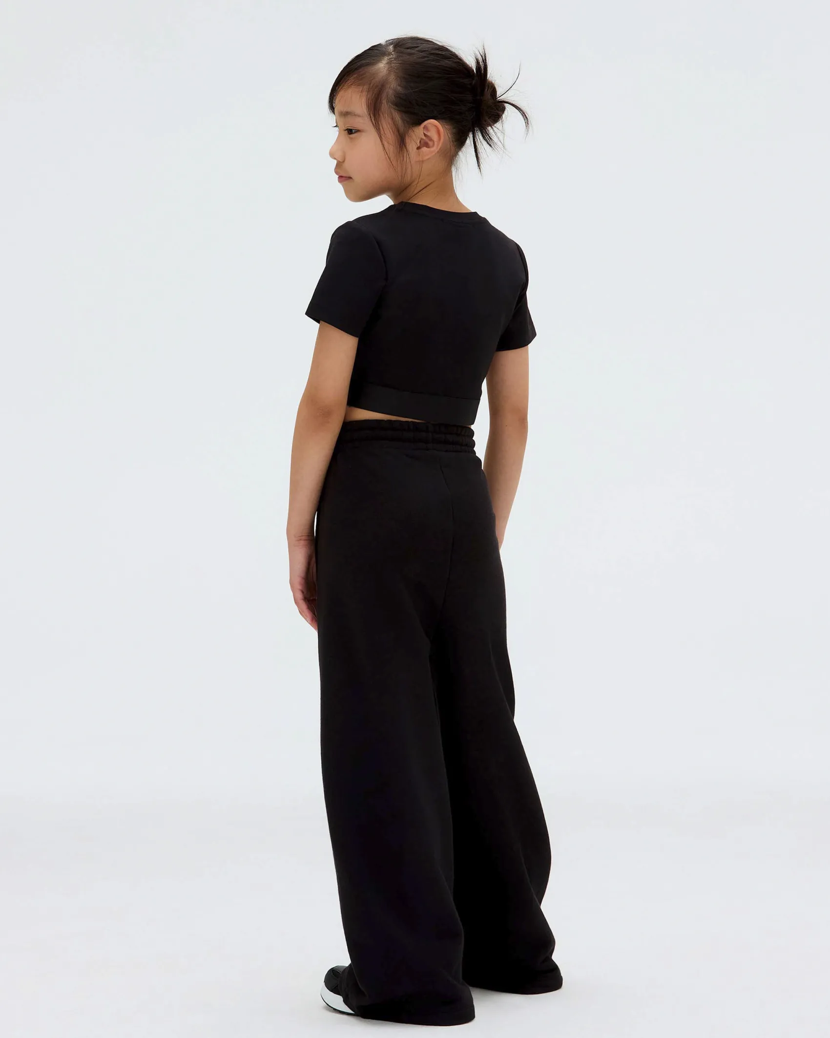 T-shirt cropped Calvin Klein nera con elastico porta logo