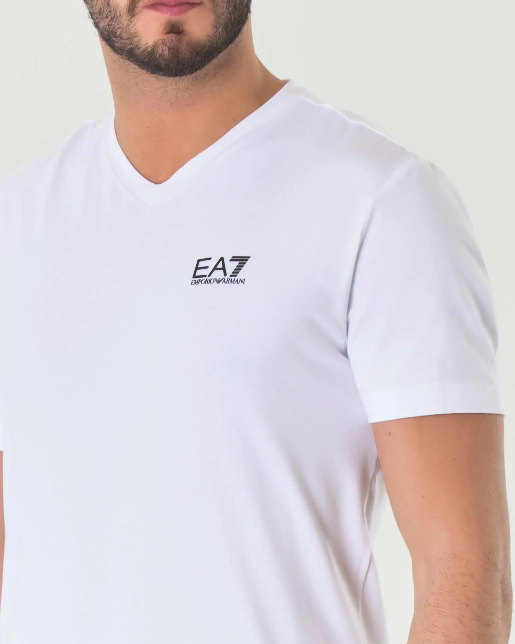 T-shirt EA7 bianca in cotone stretch con scollo a V e logo nero sul petto