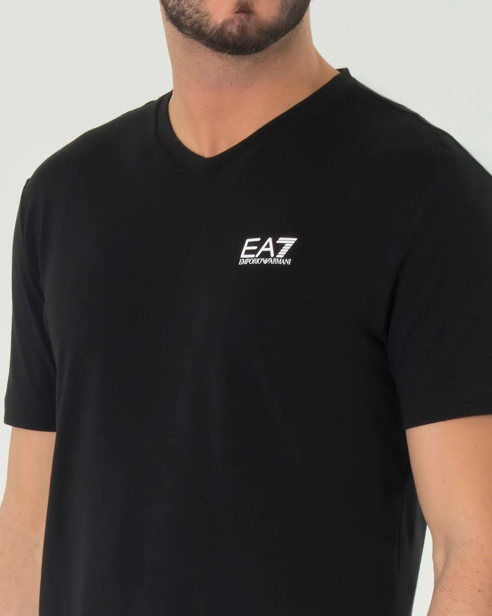 T-shirt EA7 nera in cotone stretch con scollo a V e logo bianco sul petto