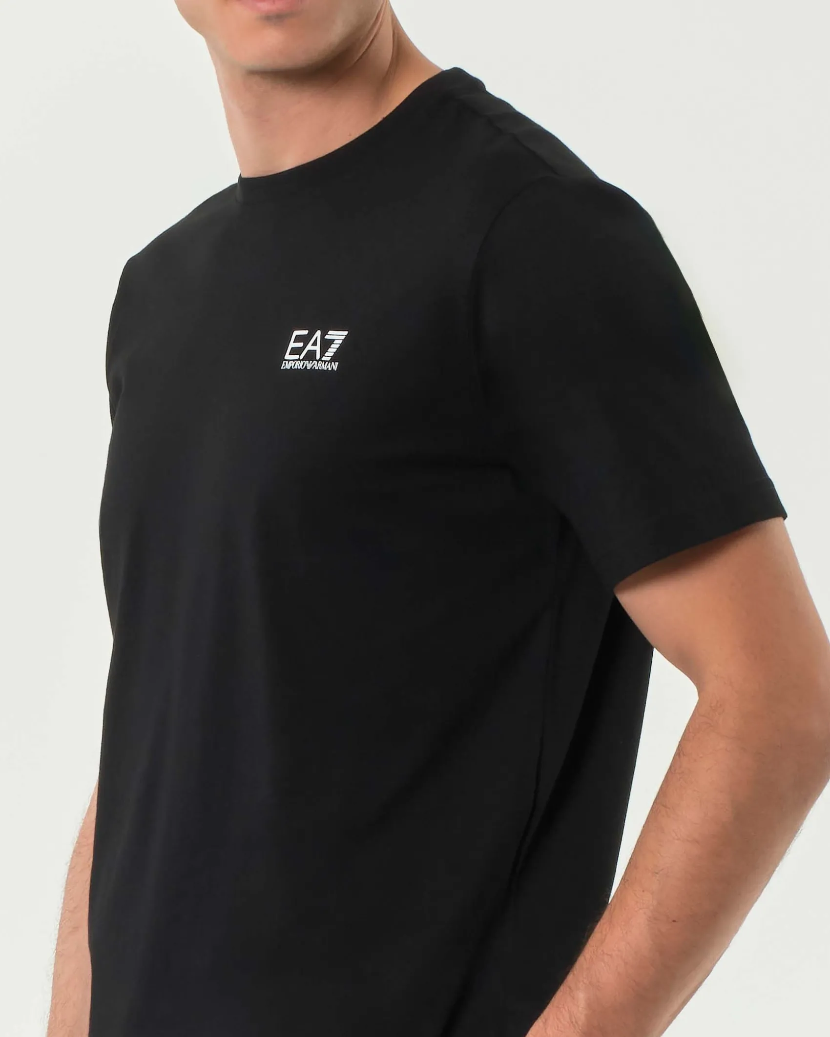 T-shirt EA7 nera in puro cotone con maxi logo stampato verticale sul retro