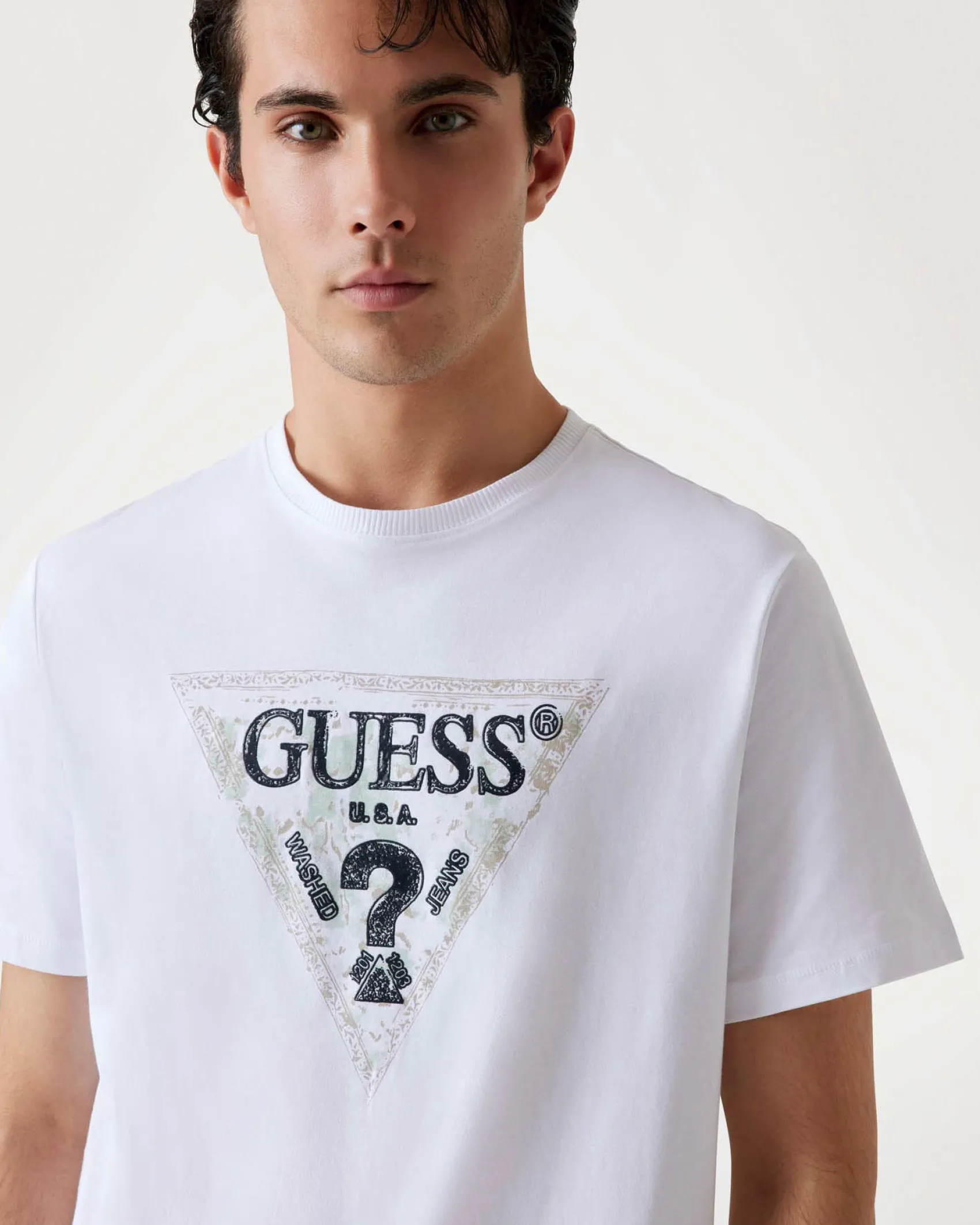 T-shirt Guess bianca in cotone con stampa logo triangolo frontale