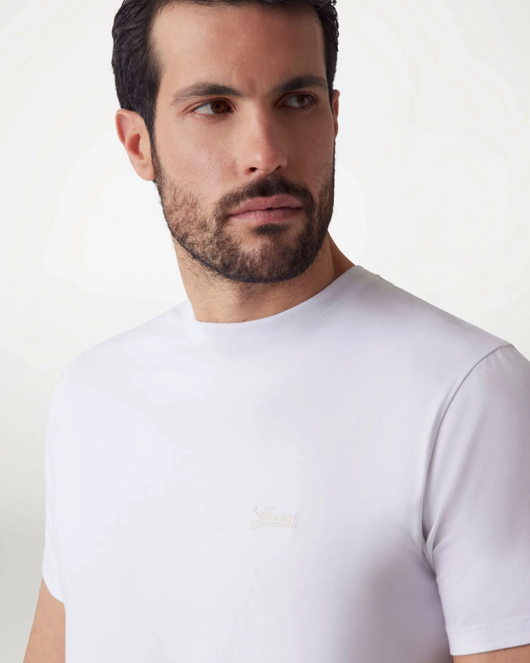 T-shirt Guess bianca in cotone elasticizzato con logo piccolo ricamato in tono