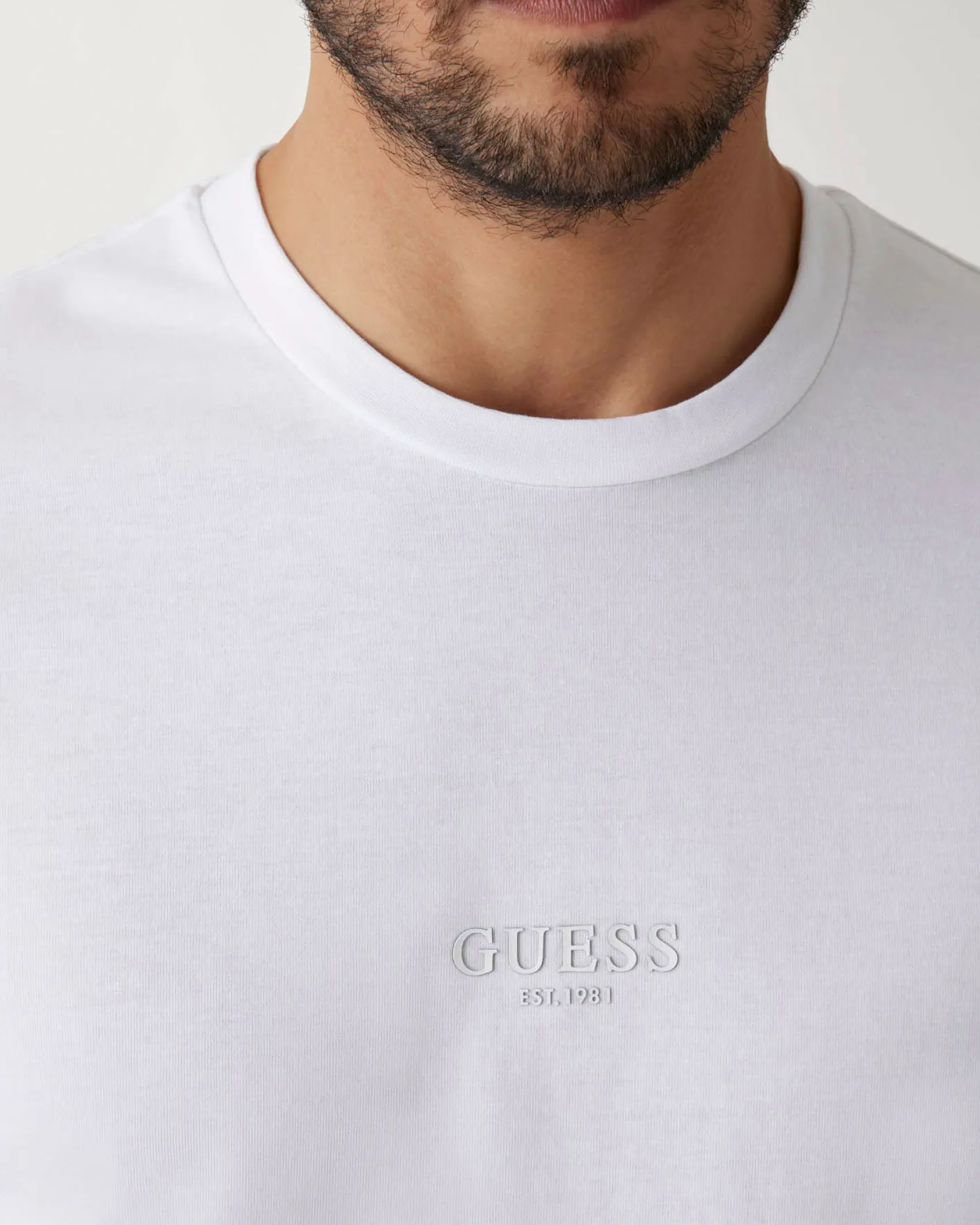 T-shirt Guess bianca slim-fit in cotone con logo in tono ricamato sul petto