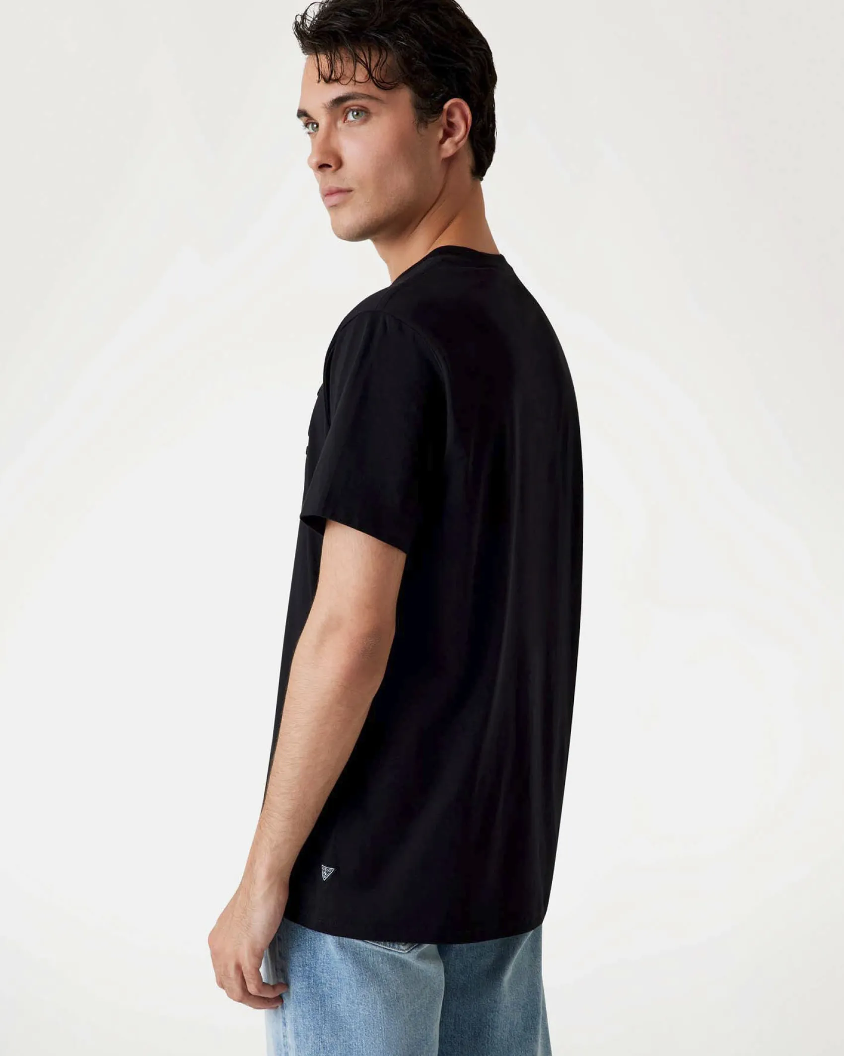 T-shirt Guess nera in cotone con logo scritta in rilievo sul petto