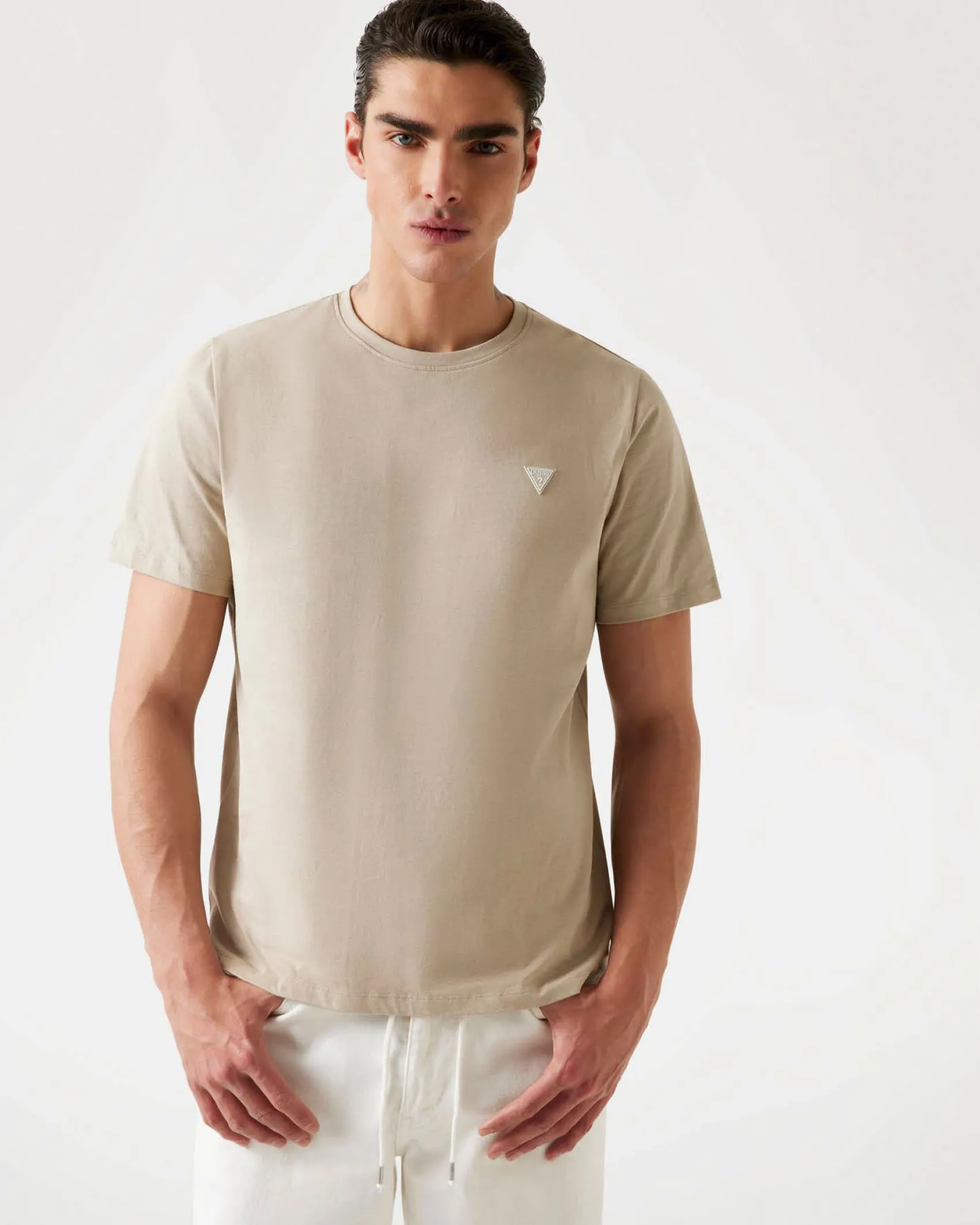 T-shirt Guess sabbia regular-fit in cotone con logo ricamato sul petto