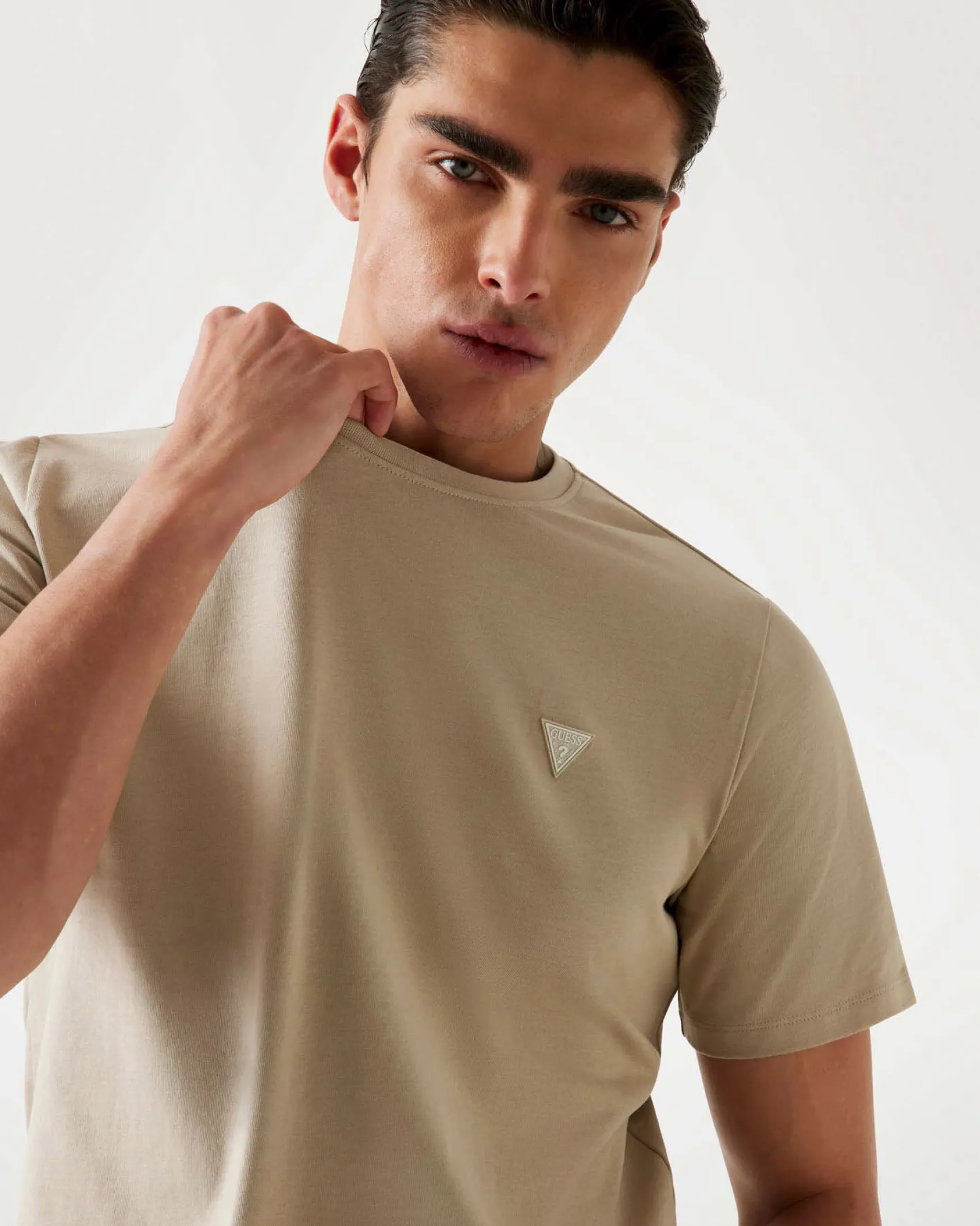 T-shirt Guess sabbia regular-fit in cotone con logo ricamato sul petto