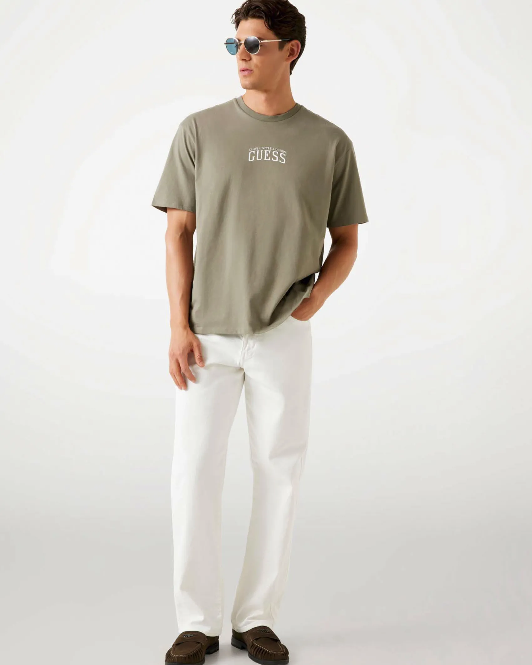 T-shirt Guess salvia in cotone con stampa floreale sul retro