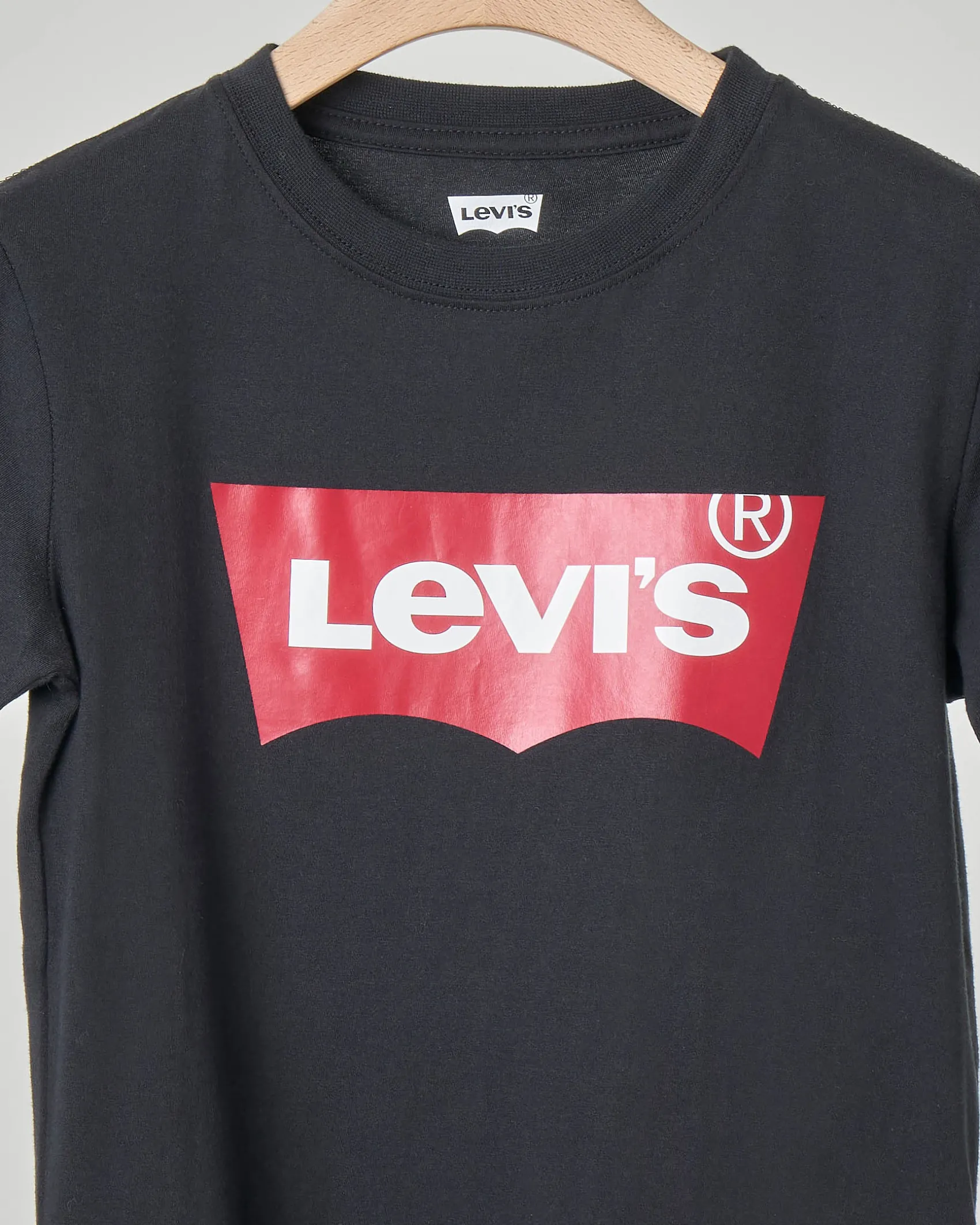 T-shirt Levi's nera mezza manica con logo batwing rosso