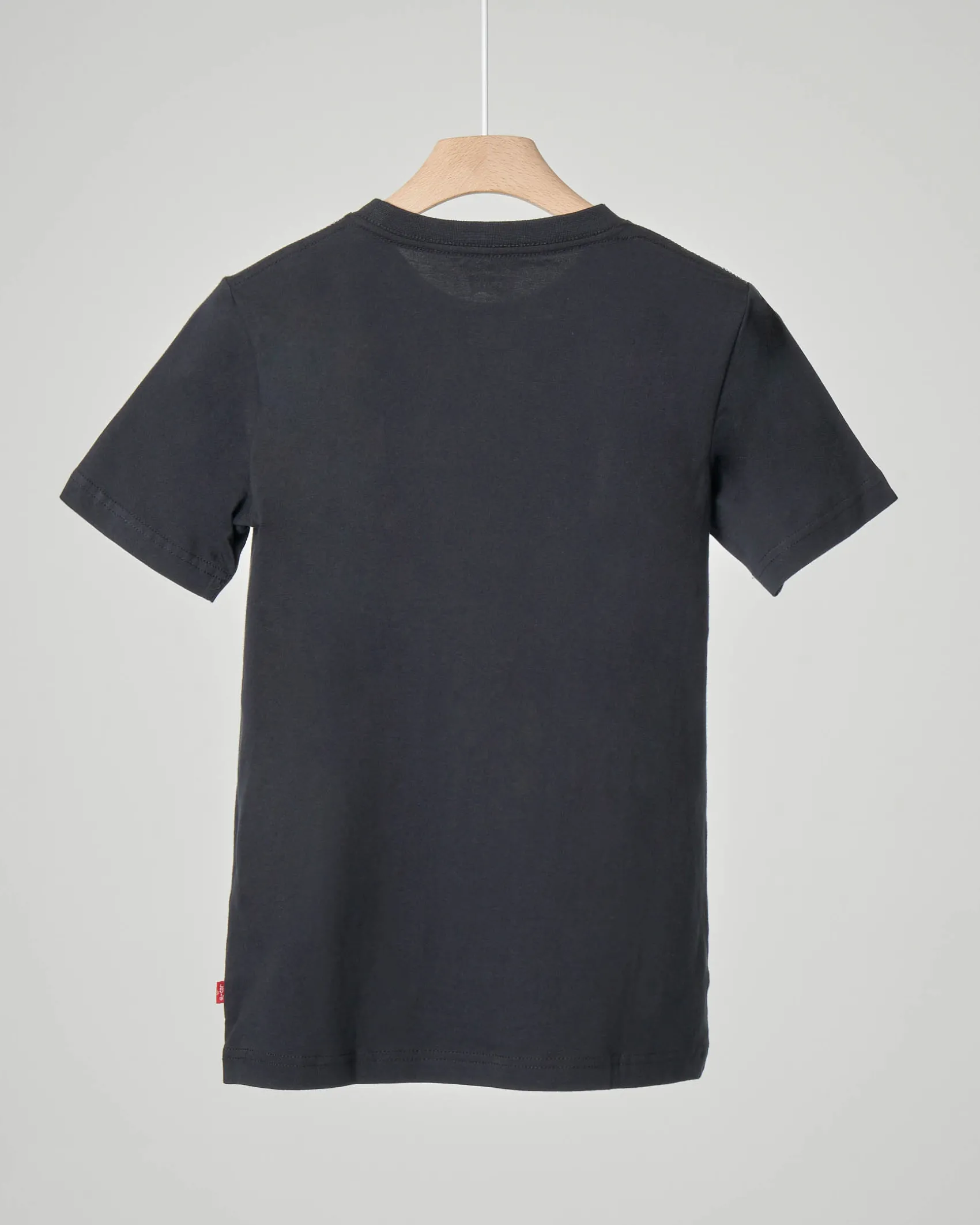 T-shirt Levi's nera mezza manica con logo batwing rosso