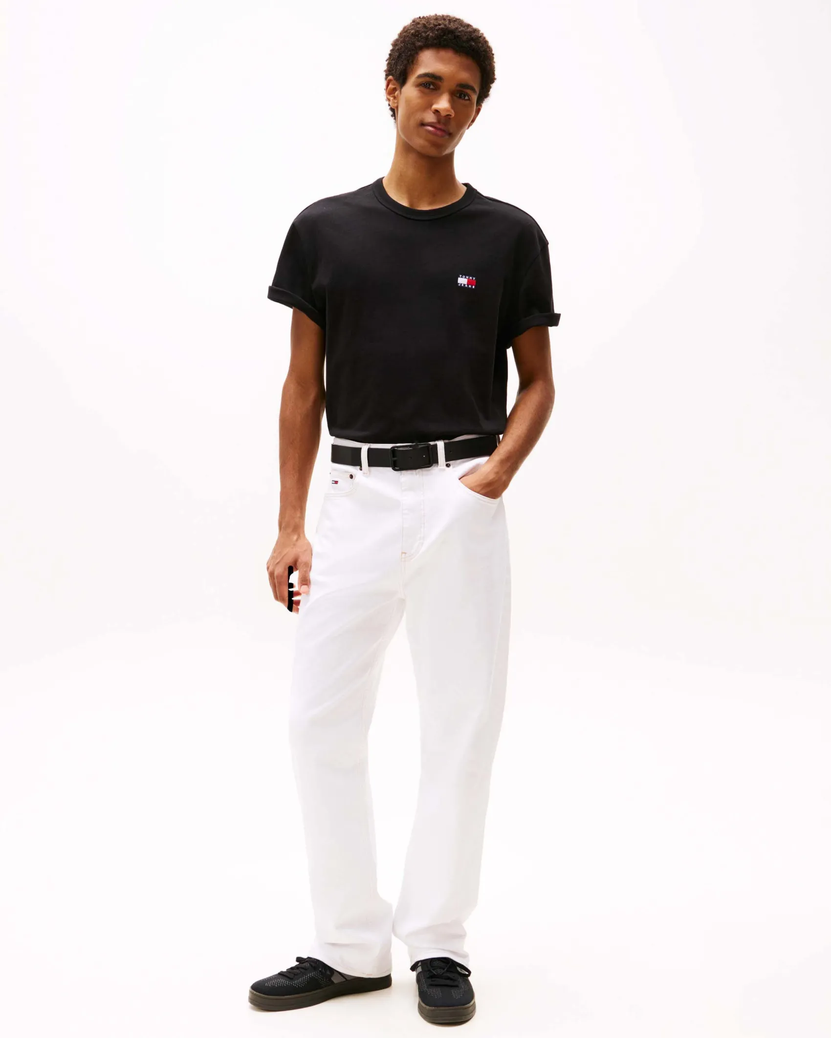 T-shirt mezza manica Tommy Jeans nera regular-fit in puro cotone con logo flag ricamato sul petto