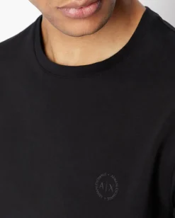T-shirt nera a mezza manica tinta unita con logo piccolo ricamato sul petto