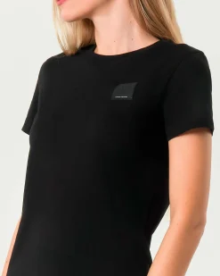T-shirt nera in cotone Armani Exchange con patch logo in gomma tono su tono sul petto
