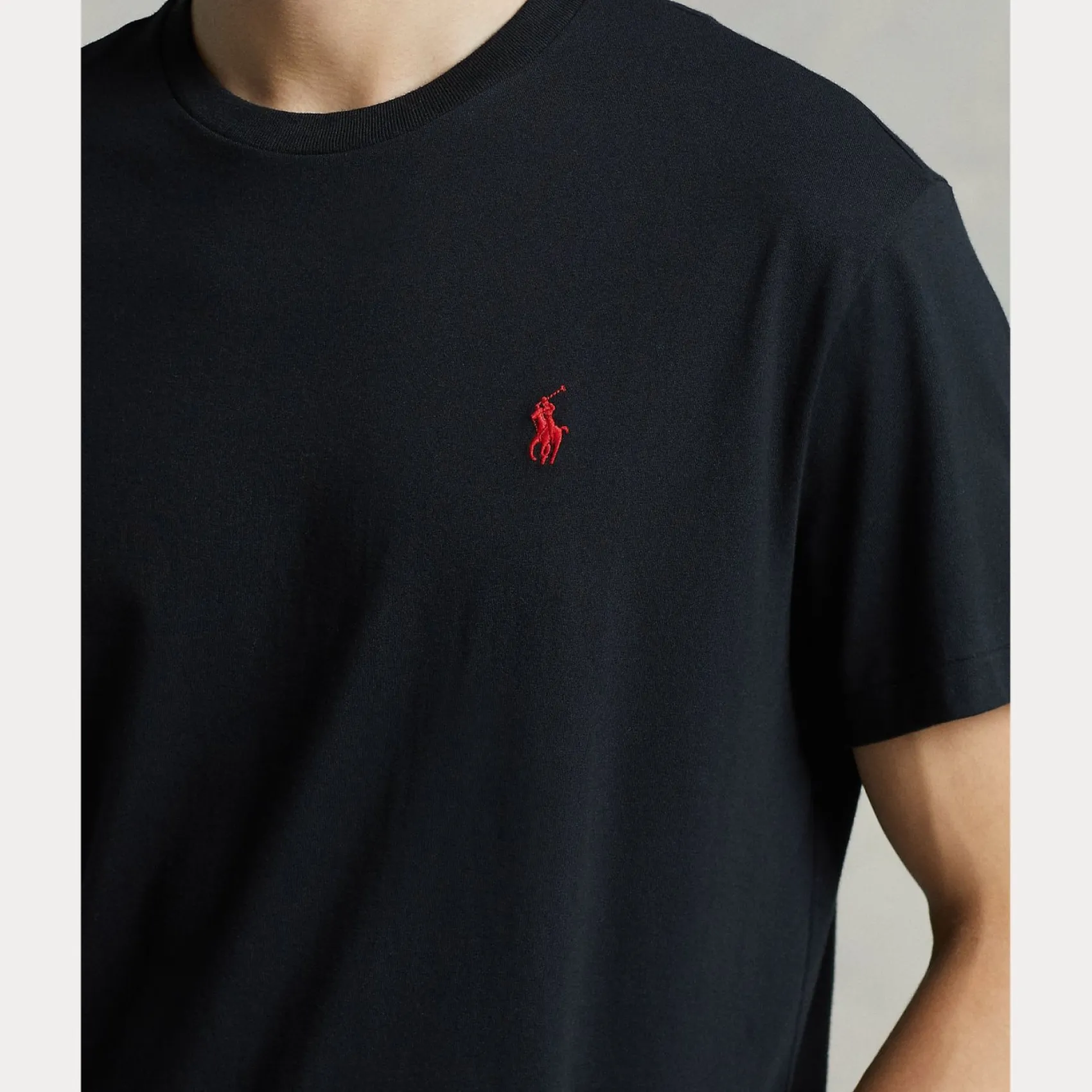 T-shirt nera mezza manica custom slim-fit con logo pony rosso