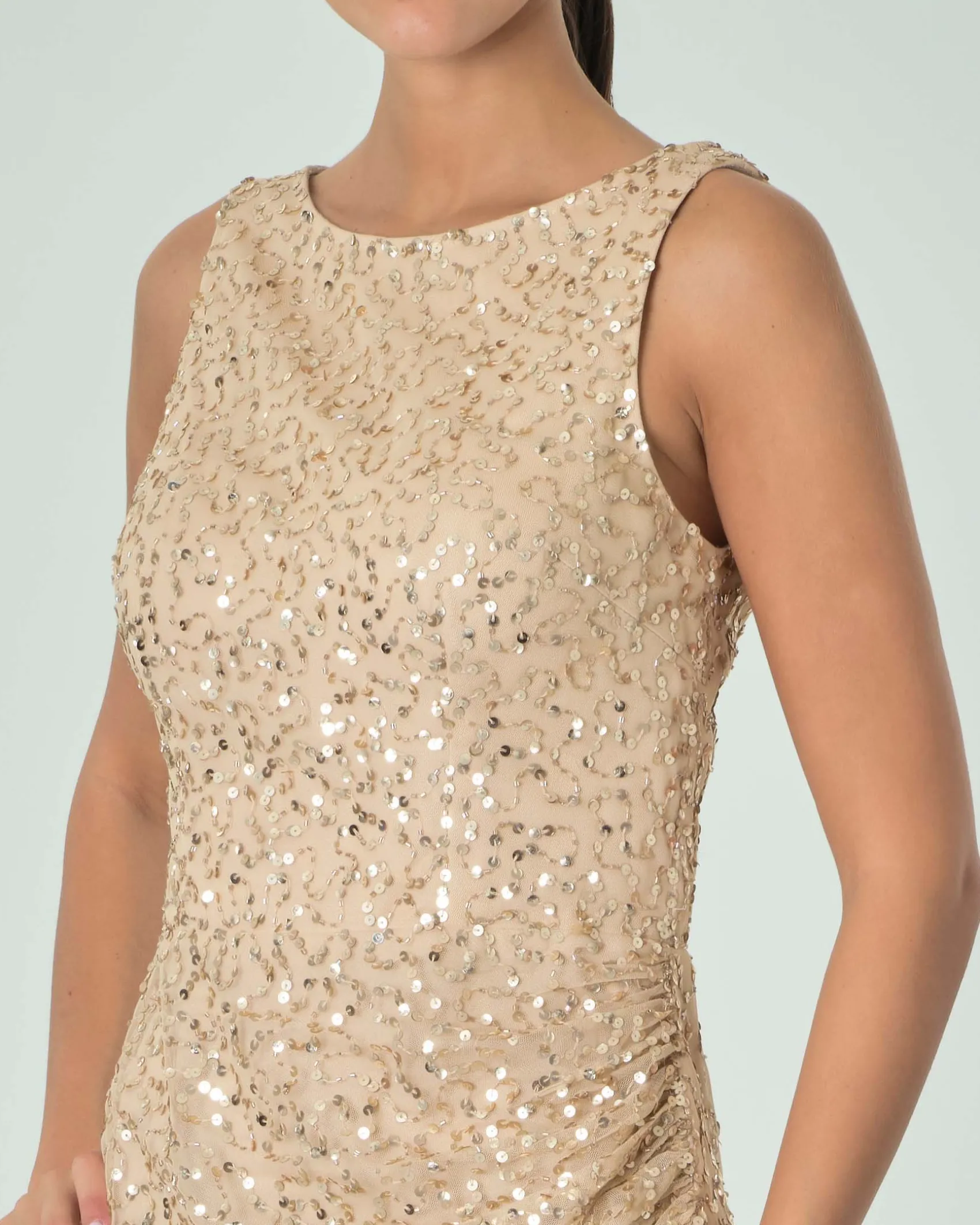 Tubino color oro senza maniche in organza ricamata in paillettes sono su tono all over