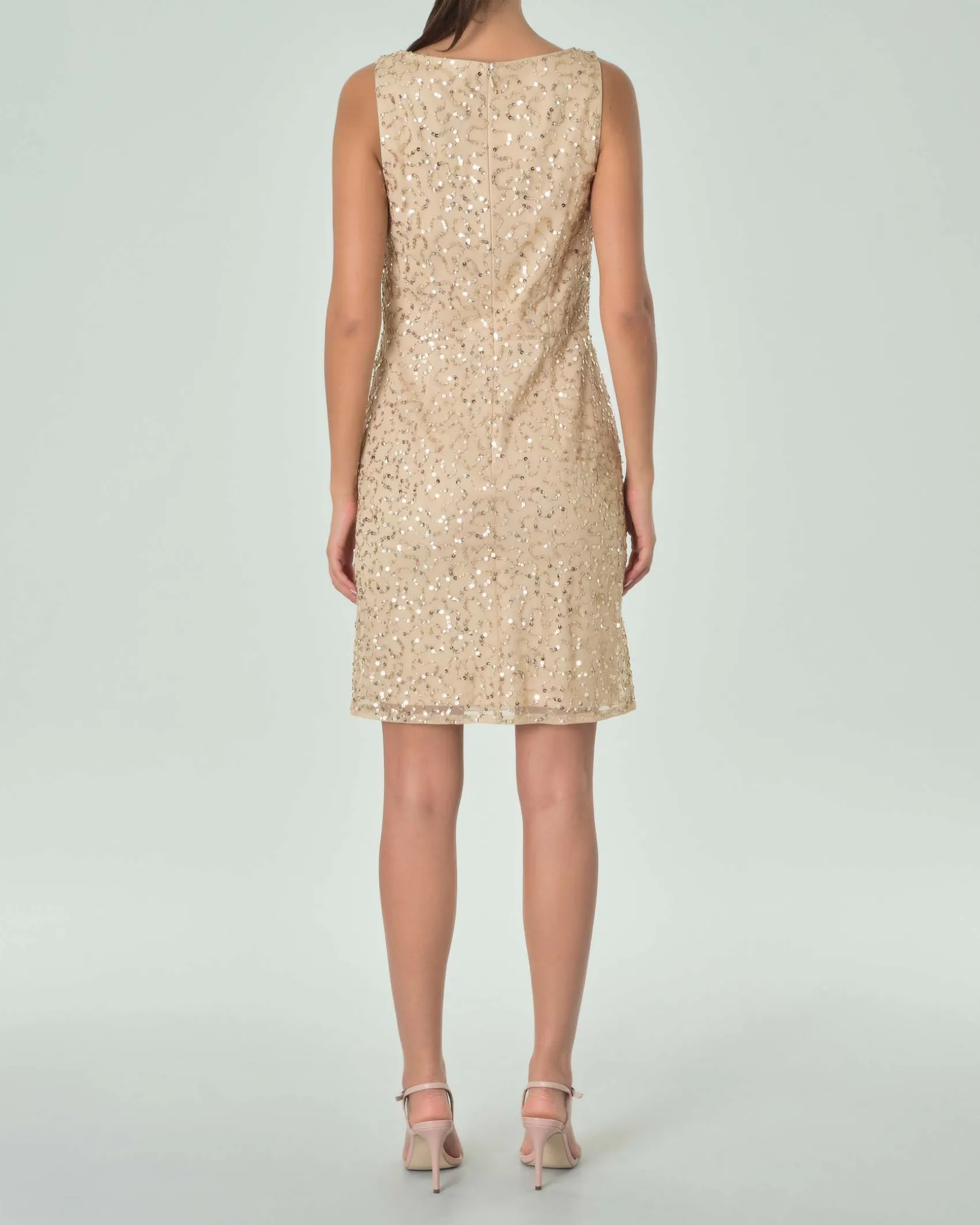 Tubino color oro senza maniche in organza ricamata in paillettes sono su tono all over