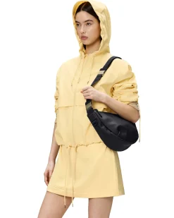 Valera Shoulder Bag nera a mezza luna in tessuto impermeabile con tracolla regolabile