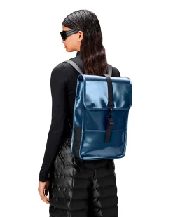 Zaino Backpack Mini blu metallizzato dalla linea rettangolare con tasca frontale e chiusura a moschettone