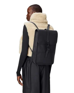 Zaino Backpack Mini nero dalla linea rettangolare con tasca frontale e chiusura a moschettone