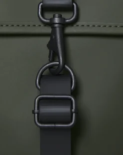 Zaino Backpack Mini verde militare dalla linea rettangolare con tasca frontale e chiusura a moschettone