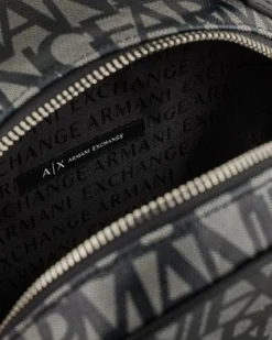Zaino nero a motivo logo beige in similpelle con maxi fibbia logo in metallo a specchio tono su tono