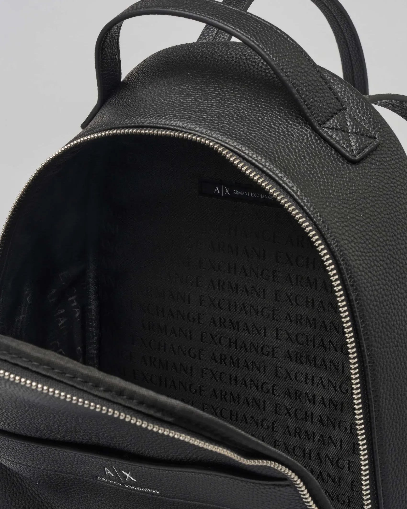 Zaino nero in similpelle martellata con logo stampa logo a rilievo piccola metallizzata sul davanti
