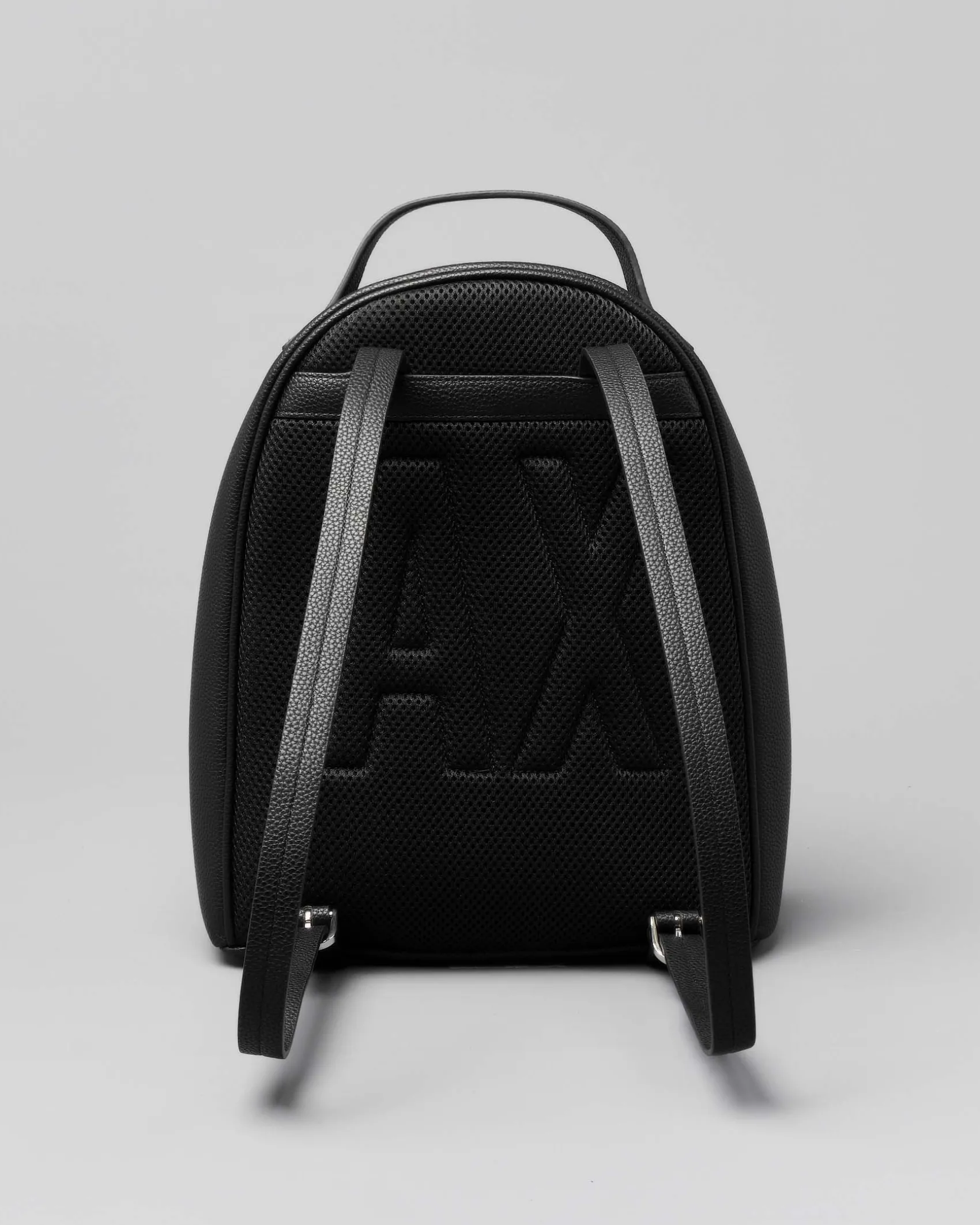 Zaino nero in similpelle martellata con logo stampa logo a rilievo piccola metallizzata sul davanti